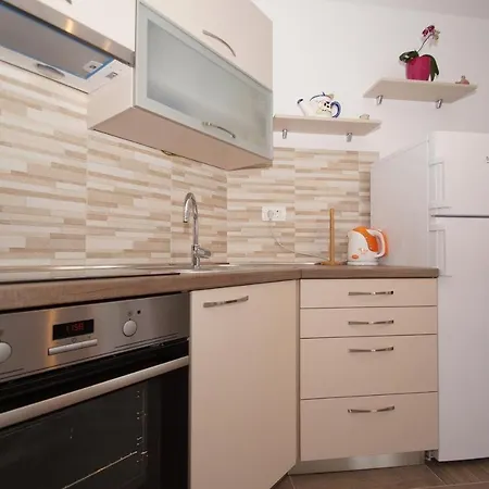 Apartamento With Parking Space Zrnovo, Korcula - 16045 Zrnovo